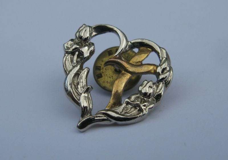 BROOCH / PIN - HEART