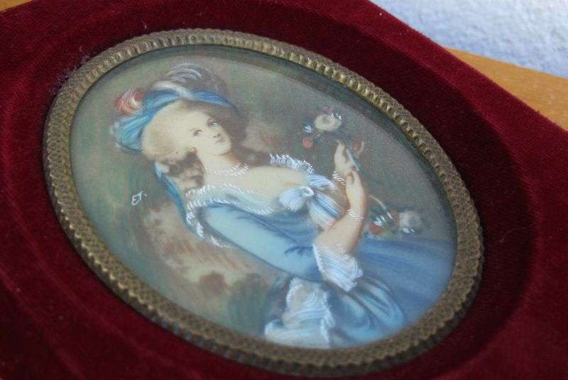 A BEAUTIFUL VINTAGE VICTORIAN STYLE WALL MOUNT DEPICTING THREE VERY STYLISH LADIES ...MUST HAVE !!
