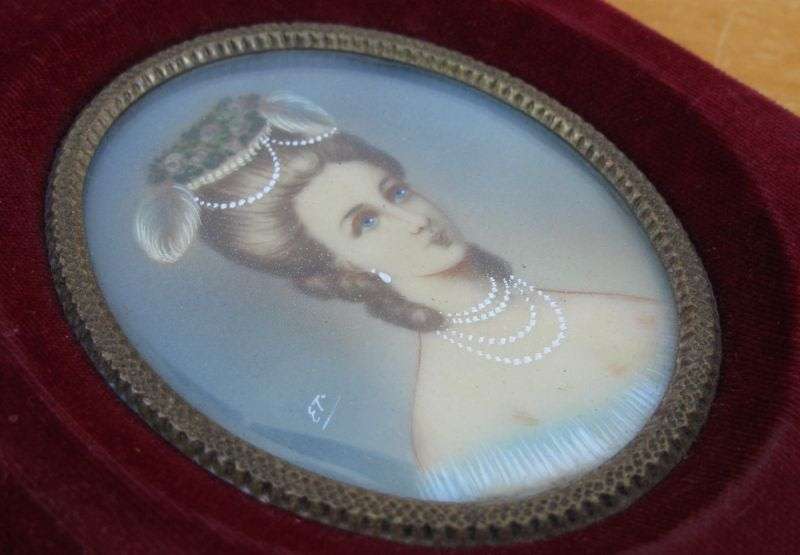 A BEAUTIFUL VINTAGE VICTORIAN STYLE WALL MOUNT DEPICTING THREE VERY STYLISH LADIES ...MUST HAVE !!