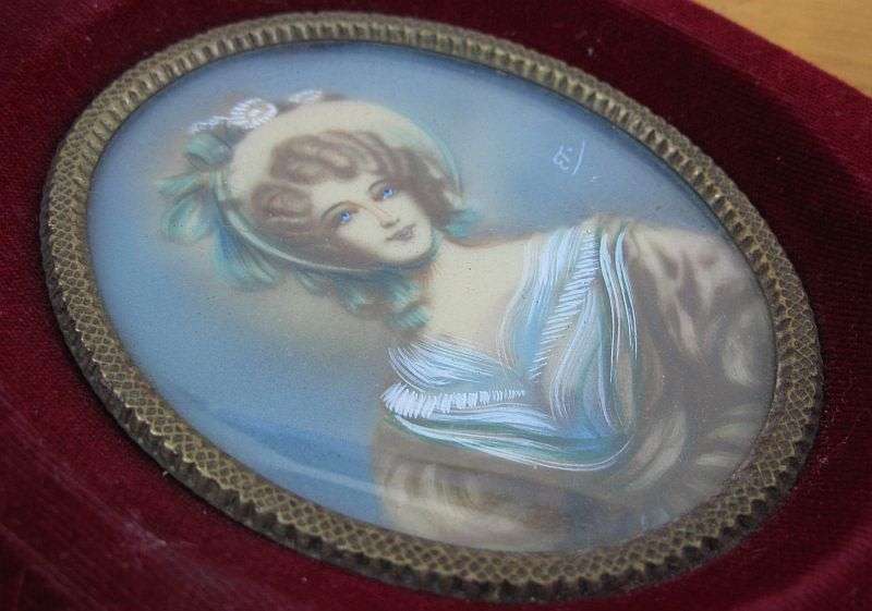 A BEAUTIFUL VINTAGE VICTORIAN STYLE WALL MOUNT DEPICTING THREE VERY STYLISH LADIES ...MUST HAVE !!