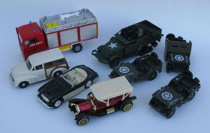 LOT OF DIE CAST METAL VEHICLES ...CORGI...SOLIDO...ETC..SOME ISSUES...SEE PICS...HEAVY ARMY VEHICLES