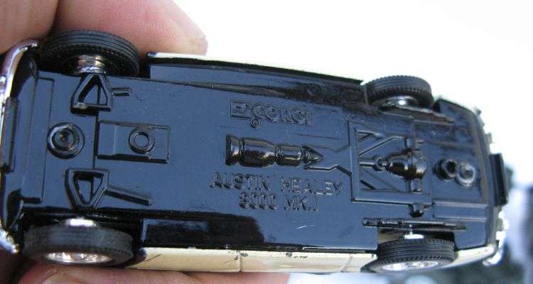 LOT OF DIE CAST METAL VEHICLES ...CORGI...SOLIDO...ETC..SOME ISSUES...SEE PICS...HEAVY ARMY VEHICLES