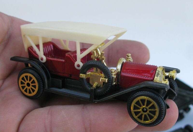 LOT OF DIE CAST METAL VEHICLES ...CORGI...SOLIDO...ETC..SOME ISSUES...SEE PICS...HEAVY ARMY VEHICLES