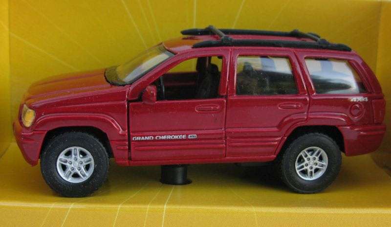 A HIGHLY DETAILED 1:42 SCALE DIE CAST METAL MODEL OF THE JEEP GRAND CHEROKEE BY MAISTO !!