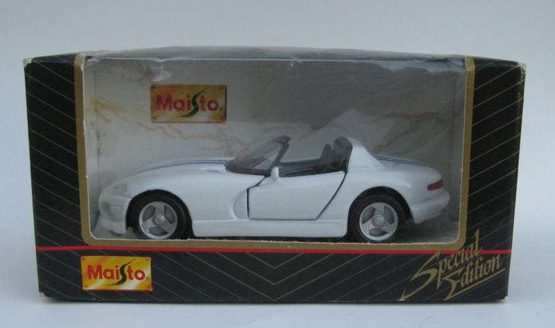 A SPORTY 1:39 SCALE DIE CAST METAL MODEL OF THE DODGE VIPER BY MAISTO...SPECIAL EDITION !!!