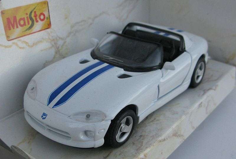 A SPORTY 1:39 SCALE DIE CAST METAL MODEL OF THE DODGE VIPER BY MAISTO...SPECIAL EDITION !!!