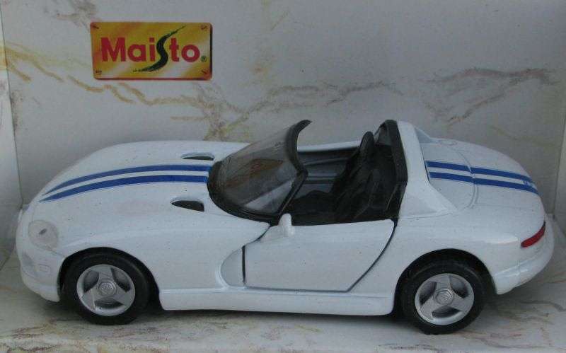 A SPORTY 1:39 SCALE DIE CAST METAL MODEL OF THE DODGE VIPER BY MAISTO...SPECIAL EDITION !!!