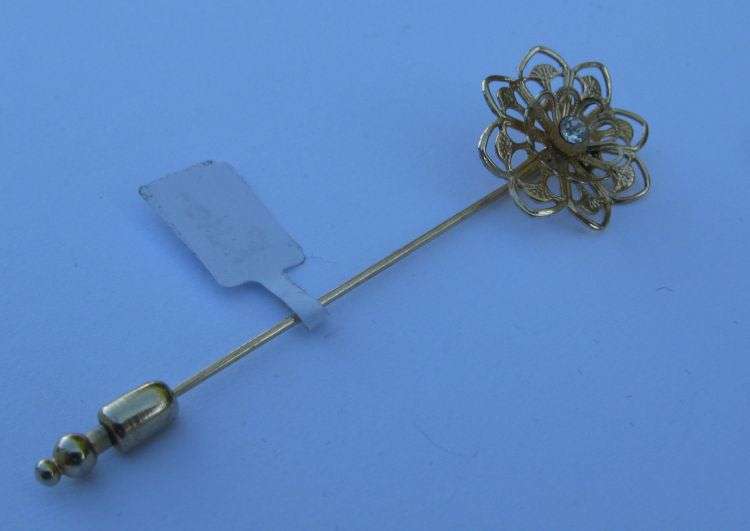 HAT / LAPEL PIN - FLOWER DETAIL