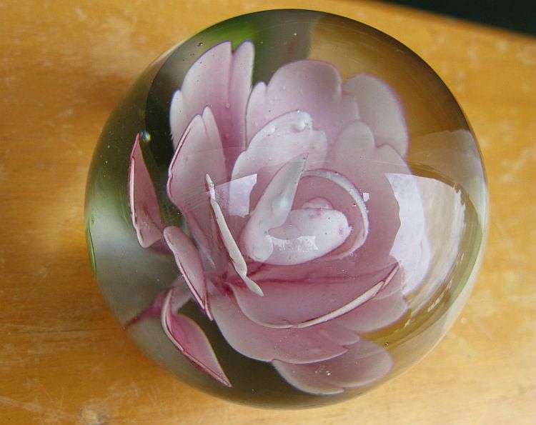 WOW !! A BEAUTIFUL VINTAGE SOLID GLASS PAPERWEIGHT WITH PINK FLOWER THEME ...FLAWLESS !!