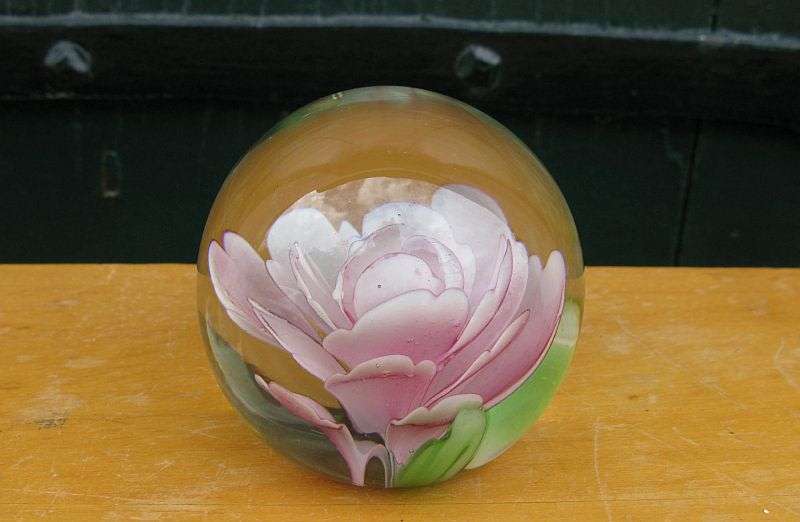 WOW !! A BEAUTIFUL VINTAGE SOLID GLASS PAPERWEIGHT WITH PINK FLOWER THEME ...FLAWLESS !!