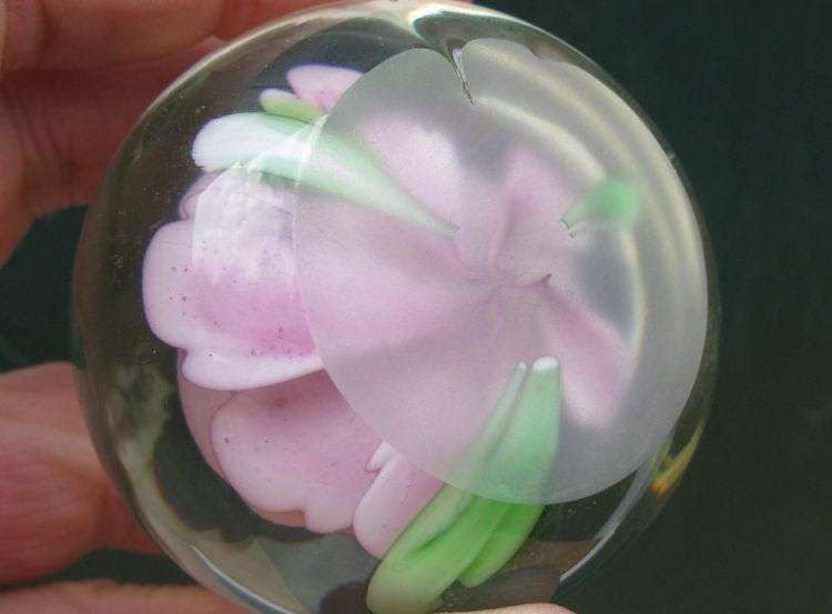 WOW !! A BEAUTIFUL VINTAGE SOLID GLASS PAPERWEIGHT WITH PINK FLOWER THEME ...FLAWLESS !!