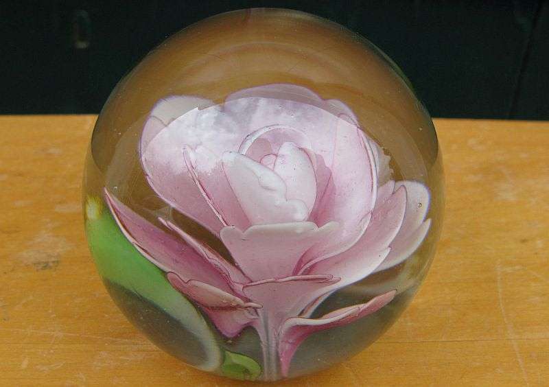WOW !! A BEAUTIFUL VINTAGE SOLID GLASS PAPERWEIGHT WITH PINK FLOWER THEME ...FLAWLESS !!