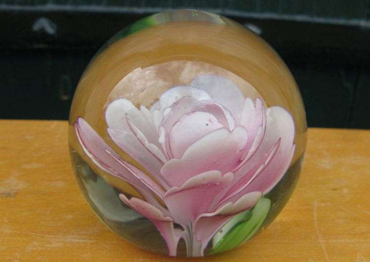 WOW !! A BEAUTIFUL VINTAGE SOLID GLASS PAPERWEIGHT WITH PINK FLOWER THEME ...FLAWLESS !!