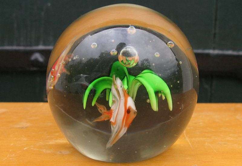 EXCELLENT & RARE !! A VINTAGE SOLID GLASS PAPERWEIGHT WITH GREEN FLOWER AND 3 ANGEL FISH !! WOW !!