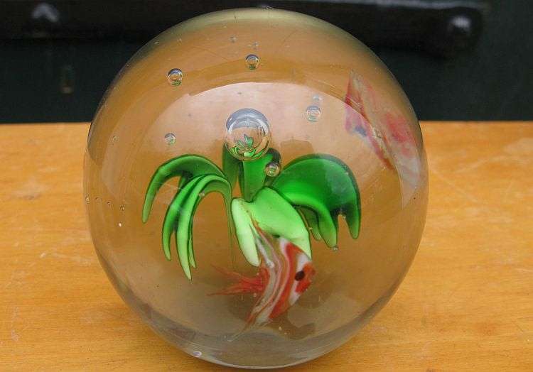 EXCELLENT & RARE !! A VINTAGE SOLID GLASS PAPERWEIGHT WITH GREEN FLOWER AND 3 ANGEL FISH !! WOW !!