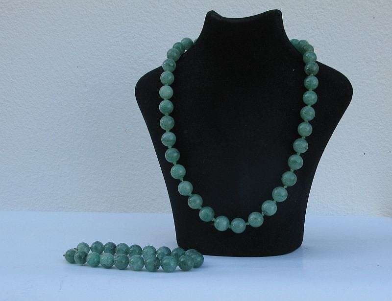 WOW !! A VINTAGE JADE BEAD NECKLACE PLUS BRACELET ....BID FOR BOTH ... RARE FIND !!