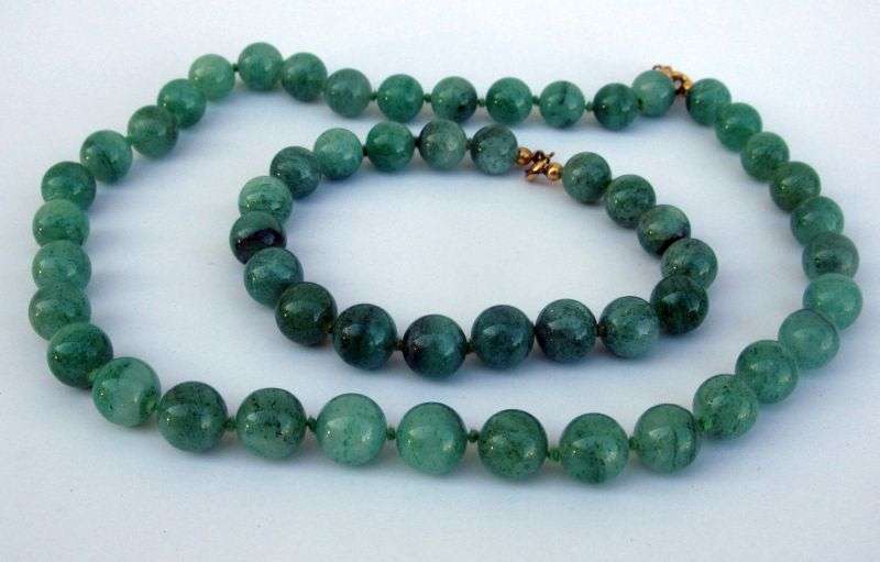 WOW !! A VINTAGE JADE BEAD NECKLACE PLUS BRACELET ....BID FOR BOTH ... RARE FIND !!