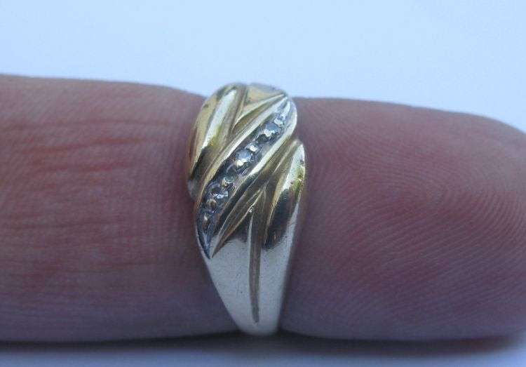 A MARVELOUS SOLID 9CT YELLOW GOLD RING SET WITH THREE SMALL DIAMONDS...MARKED & TESTED...ITS GOOD !!