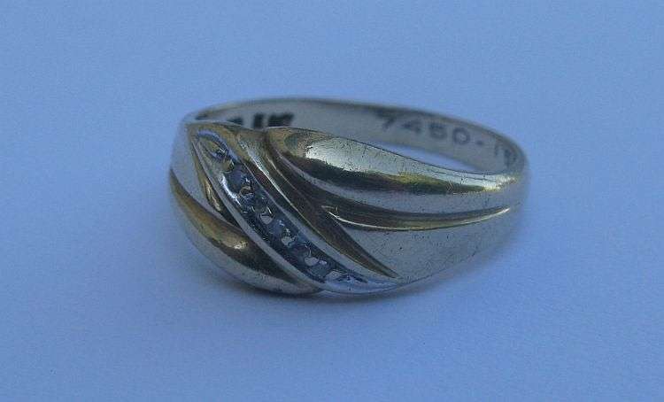 A MARVELOUS SOLID 9CT YELLOW GOLD RING SET WITH THREE SMALL DIAMONDS...MARKED & TESTED...ITS GOOD !!
