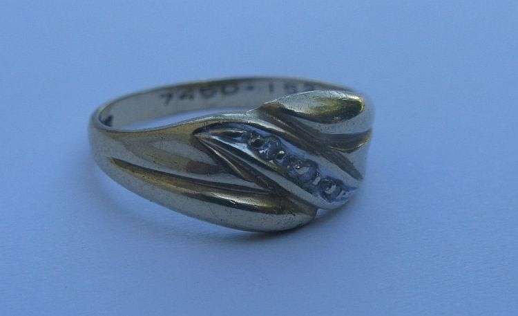 A MARVELOUS SOLID 9CT YELLOW GOLD RING SET WITH THREE SMALL DIAMONDS...MARKED & TESTED...ITS GOOD !!