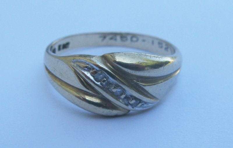 A MARVELOUS SOLID 9CT YELLOW GOLD RING SET WITH THREE SMALL DIAMONDS...MARKED & TESTED...ITS GOOD !!