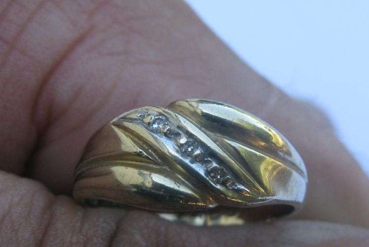 A MARVELOUS SOLID 9CT YELLOW GOLD RING SET WITH THREE SMALL DIAMONDS...MARKED & TESTED...ITS GOOD !!