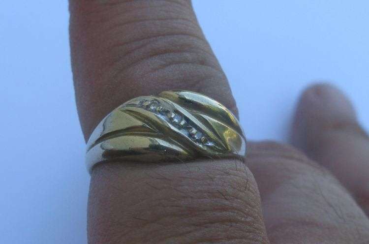A MARVELOUS SOLID 9CT YELLOW GOLD RING SET WITH THREE SMALL DIAMONDS...MARKED & TESTED...ITS GOOD !!