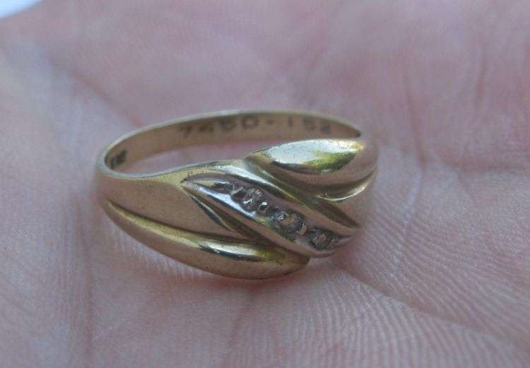 A MARVELOUS SOLID 9CT YELLOW GOLD RING SET WITH THREE SMALL DIAMONDS...MARKED & TESTED...ITS GOOD !!