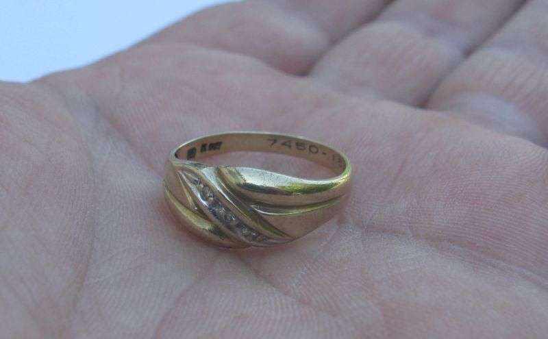 A MARVELOUS SOLID 9CT YELLOW GOLD RING SET WITH THREE SMALL DIAMONDS...MARKED & TESTED...ITS GOOD !!