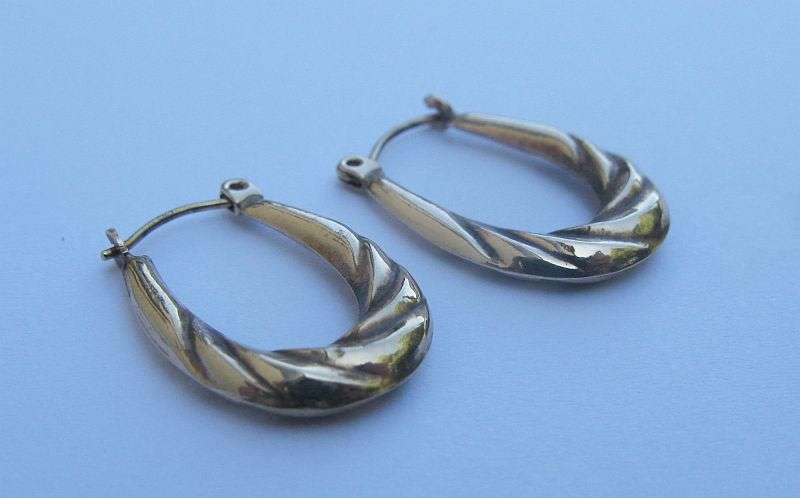 A STYLISH PAIR OF LADIES 9CT YELLOW GOLD EARRINGS IN GOOD CONDITION ...WOW !! WOW !!