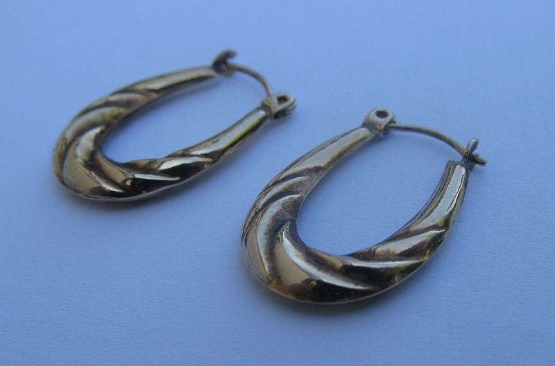 A STYLISH PAIR OF LADIES 9CT YELLOW GOLD EARRINGS IN GOOD CONDITION ...WOW !! WOW !!