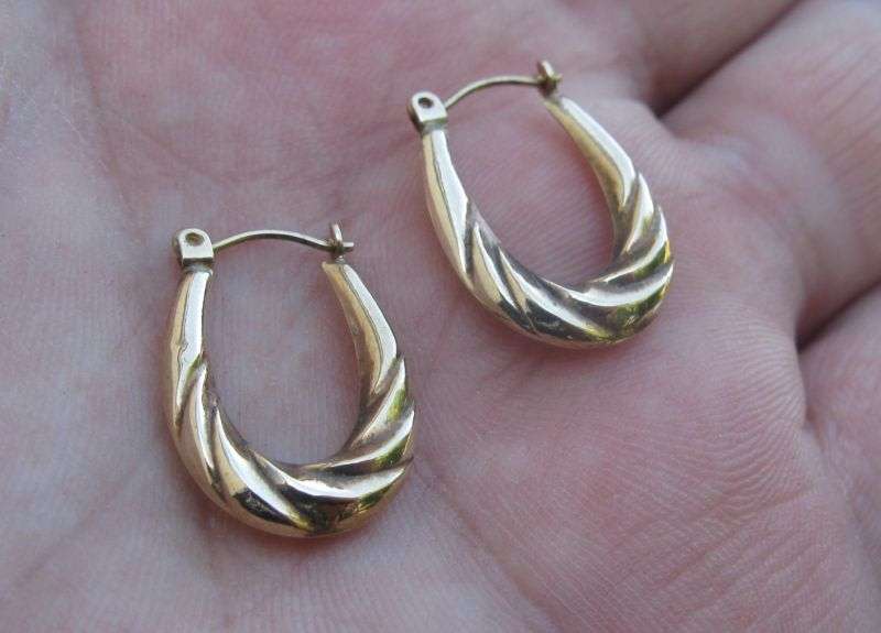 A STYLISH PAIR OF LADIES 9CT YELLOW GOLD EARRINGS IN GOOD CONDITION ...WOW !! WOW !!