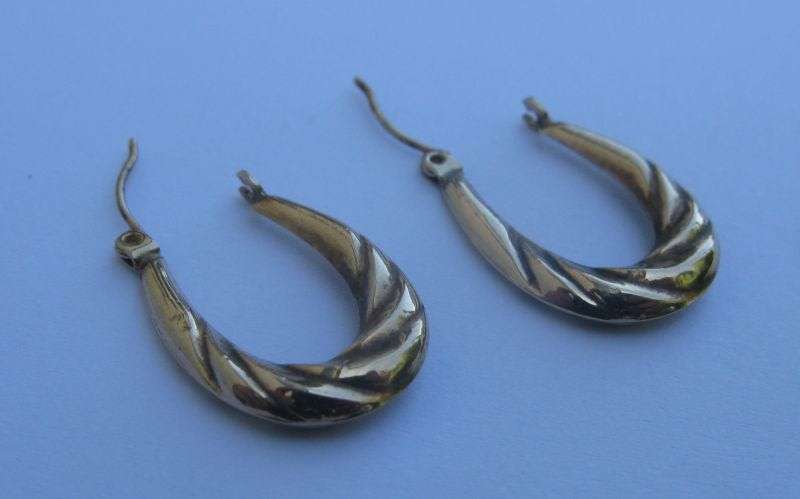 A STYLISH PAIR OF LADIES 9CT YELLOW GOLD EARRINGS IN GOOD CONDITION ...WOW !! WOW !!