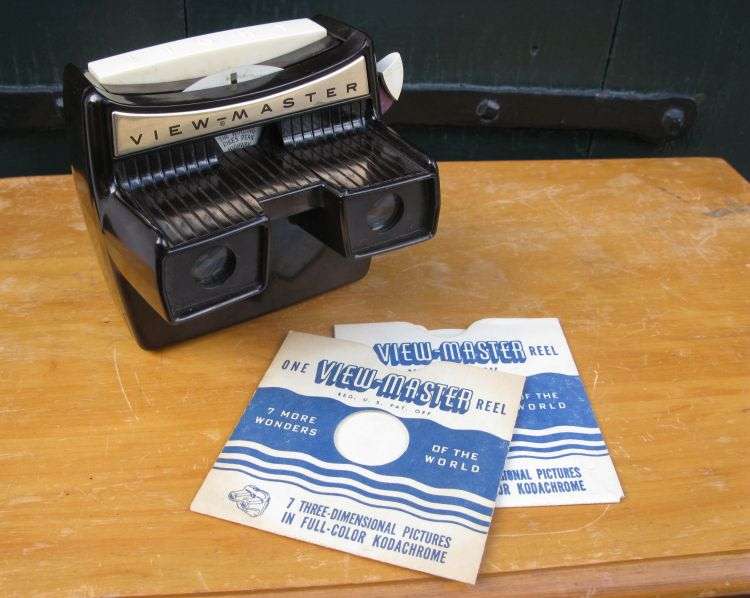 A VERY COOL VINTAGE 1950`S "SAWYERS VIEW - MASTER" LIGHTED STEREO VIEWER WITH TWO REELS...WORKING !!