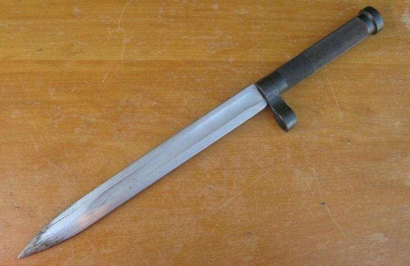 A VERY DANGEROUS LOOKING VINTAGE BAYONET WITH BLOOD GROOVE ...UNKNOWN ORIGIN... SLEEK !!!