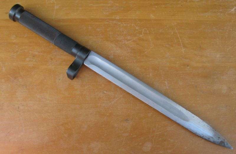 A VERY DANGEROUS LOOKING VINTAGE BAYONET WITH BLOOD GROOVE ...UNKNOWN ORIGIN... SLEEK !!!