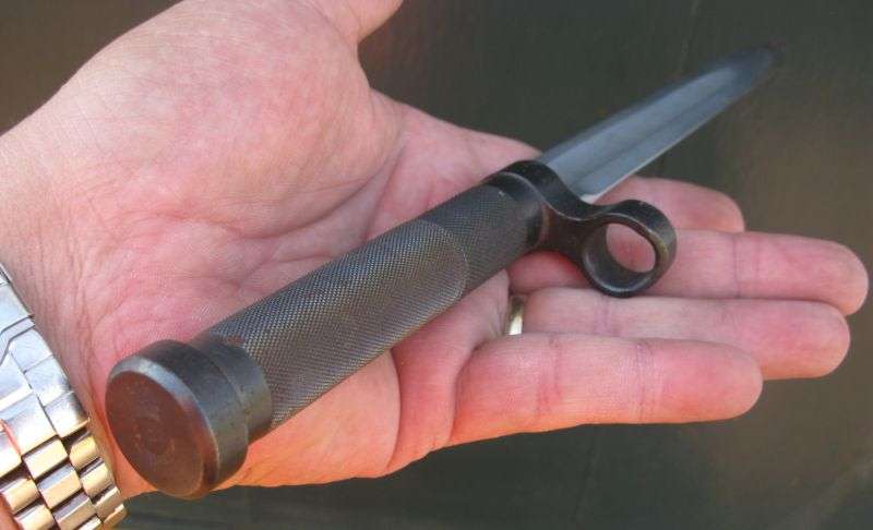 A VERY DANGEROUS LOOKING VINTAGE BAYONET WITH BLOOD GROOVE ...UNKNOWN ORIGIN... SLEEK !!!