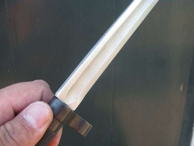 A VERY DANGEROUS LOOKING VINTAGE BAYONET WITH BLOOD GROOVE ...UNKNOWN ORIGIN... SLEEK !!!