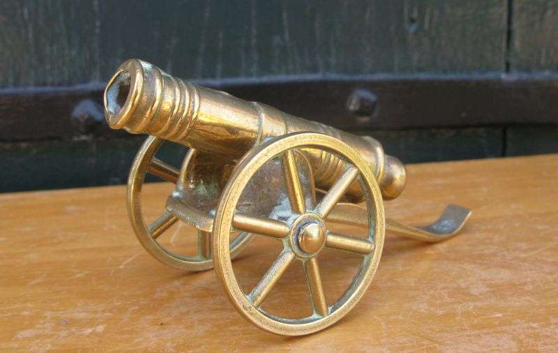 POW !! A VERY COOL VINTAGE SOLID BRASS CANON ORNAMENT IN GOOD CONDITION
