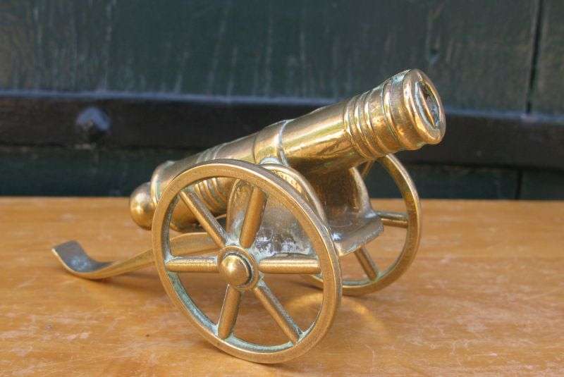 POW !! A VERY COOL VINTAGE SOLID BRASS CANON ORNAMENT IN GOOD CONDITION