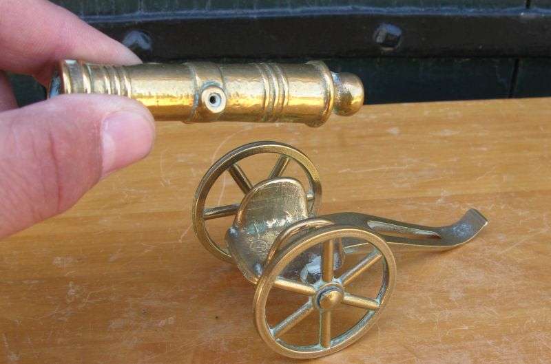 POW !! A VERY COOL VINTAGE SOLID BRASS CANON ORNAMENT IN GOOD CONDITION