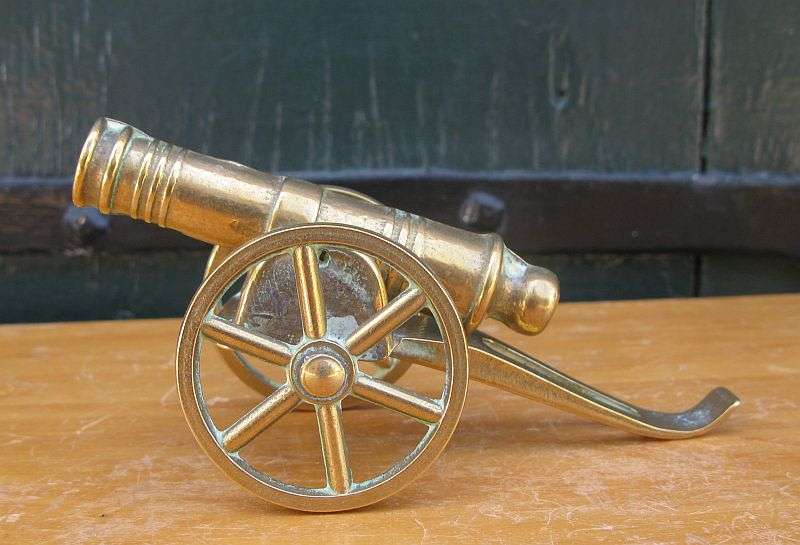 POW !! A VERY COOL VINTAGE SOLID BRASS CANON ORNAMENT IN GOOD CONDITION