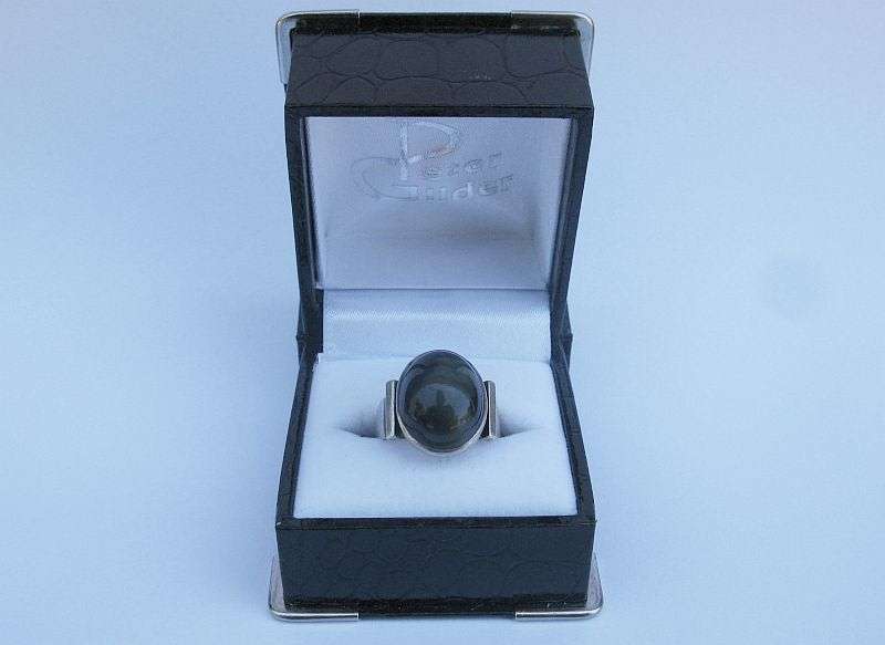 AN EXQUISITE 1970`S SOUTH AFRICAN DESIGNER MODERNIST STERLING SILVER RING SET WITH GREEN CATS EYE