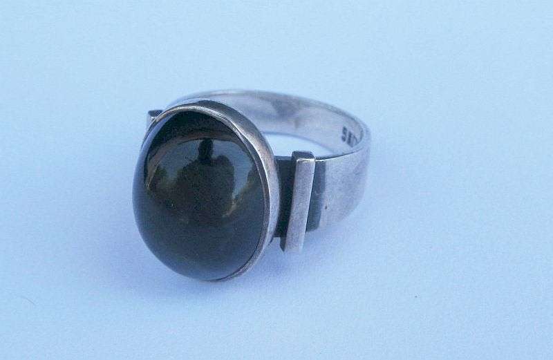 AN EXQUISITE 1970`S SOUTH AFRICAN DESIGNER MODERNIST STERLING SILVER RING SET WITH GREEN CATS EYE