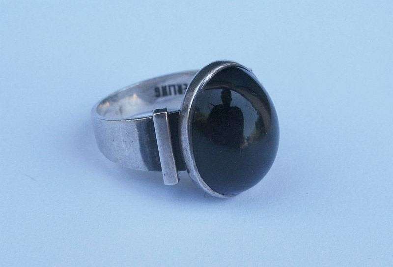 AN EXQUISITE 1970`S SOUTH AFRICAN DESIGNER MODERNIST STERLING SILVER RING SET WITH GREEN CATS EYE
