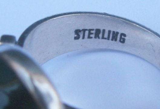 AN EXQUISITE 1970`S SOUTH AFRICAN DESIGNER MODERNIST STERLING SILVER RING SET WITH GREEN CATS EYE