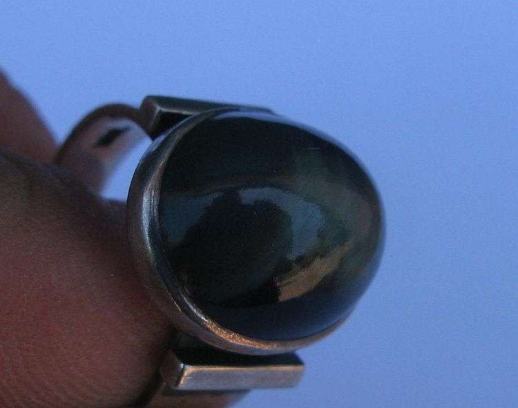 AN EXQUISITE 1970`S SOUTH AFRICAN DESIGNER MODERNIST STERLING SILVER RING SET WITH GREEN CATS EYE