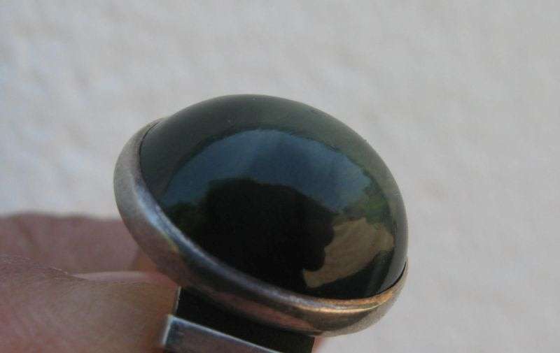 AN EXQUISITE 1970`S SOUTH AFRICAN DESIGNER MODERNIST STERLING SILVER RING SET WITH GREEN CATS EYE