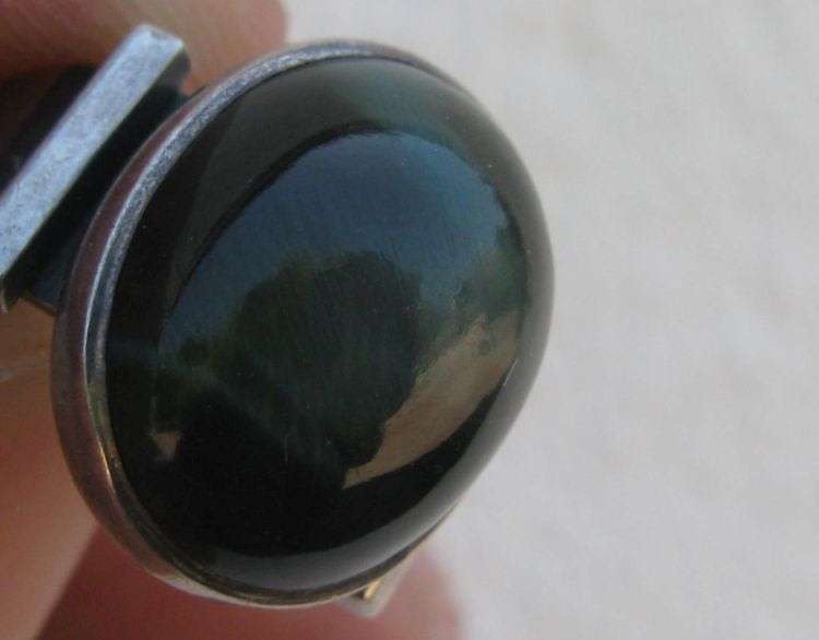 AN EXQUISITE 1970`S SOUTH AFRICAN DESIGNER MODERNIST STERLING SILVER RING SET WITH GREEN CATS EYE