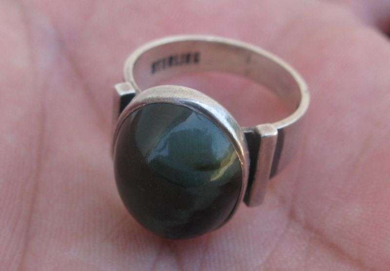 AN EXQUISITE 1970`S SOUTH AFRICAN DESIGNER MODERNIST STERLING SILVER RING SET WITH GREEN CATS EYE